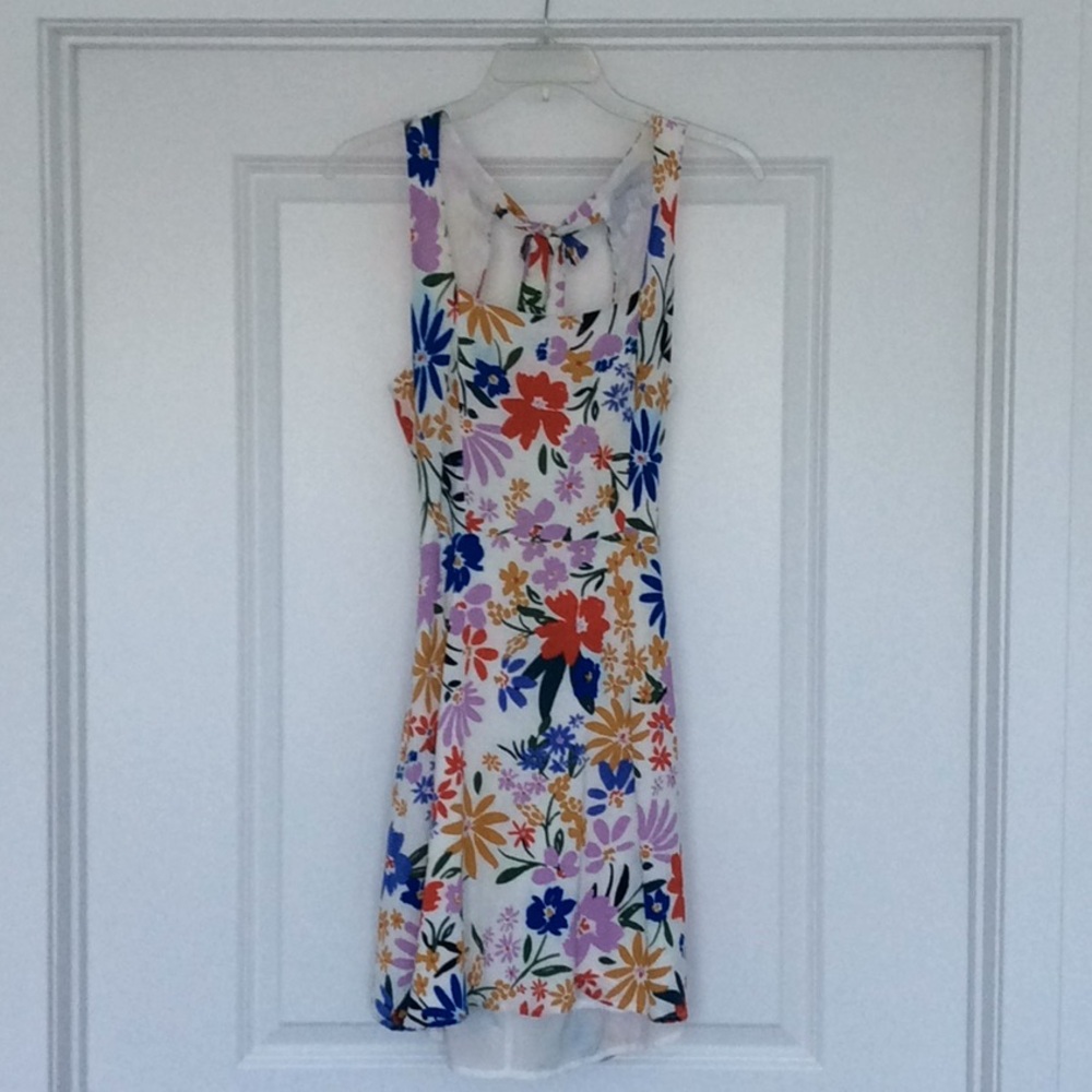 Sleeveless open back floral mini dress